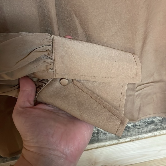 Banana Republic size Small Tan V-Neck Long Sleeve Silk Lightweight Blouse - Picture 6 of 8